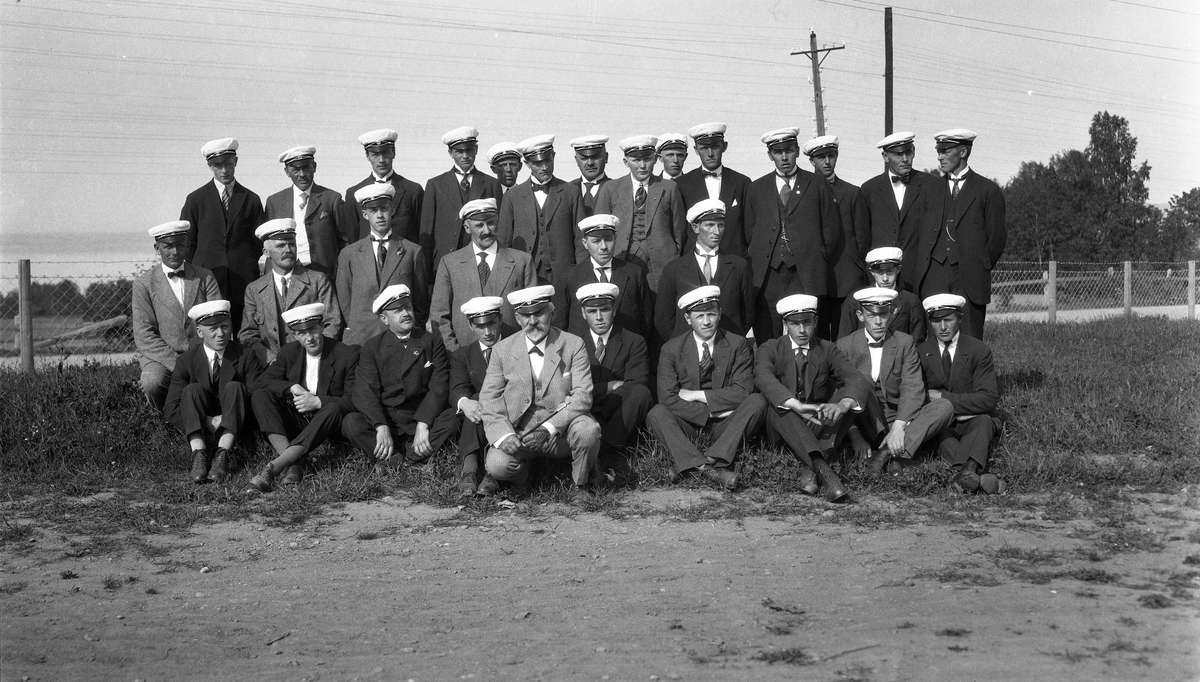 Vikens Mannskor, juni 1925.
To bilder der koret på det ene er avbildet trolig foran inngangen til forsamlingslokalet Elvely i Totenvika. Dette ser ut til å stemme med andre eldre bilder av bygningen. I bakgrunnen Mjøsaa.
Følgende navnsetting refererer til bilde nr. 2 (mot Mjøsa):
Første rekke fra venstre: Leif Wedøe, Ivar Olsby, Hermann Arvesen, Conrad Lie, Ole Helgestad, Hans Svellet, Kristian Bjørnstad, Nils Balke, Pål Rødseth, Alf Heiberg.
Midtrekka fra venstre: Johan Ringlund, Gustav Narum, Harald Holmstad, Anton Spersrud, Johannes Duun, Hans Tangsveen, Arne Olsby.
Bakerst fra venstre: Trygve Håkensbakken, Ole E. Onstad, Syver Lunde, Eivind Hveem, Ingolf Rognlien, Helge Skeie, Leif Sangnes, Olimb, Jens Ulsrud, Henry Henriksen, Alfred Balke, Anners Olsby, Ole Ramstad, Alfred Gjestvang.