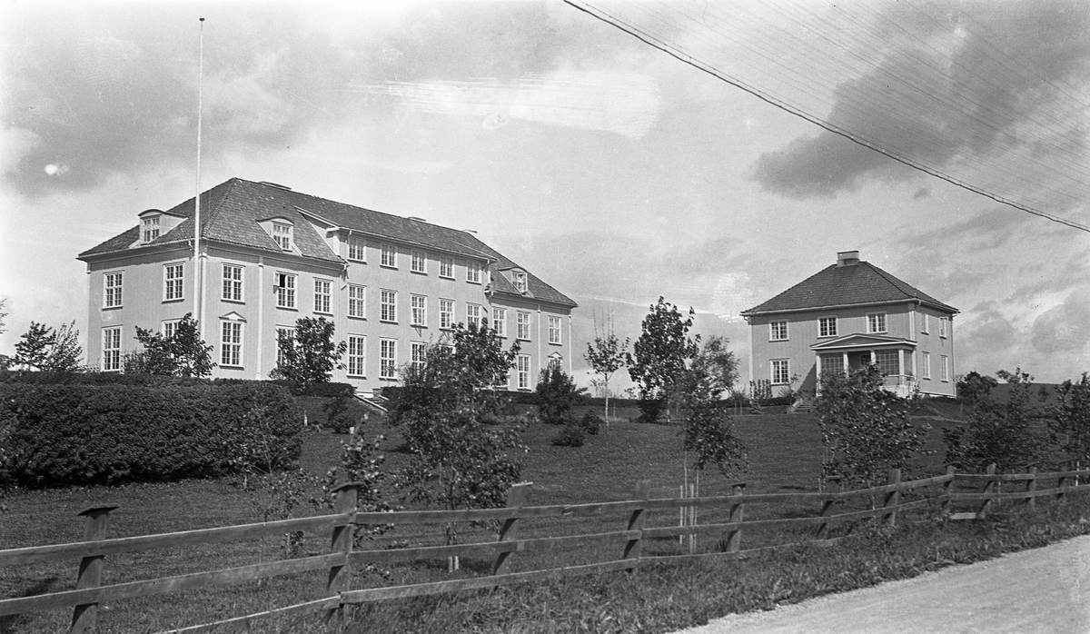 Oppland Småbruks- og Hagebruksskole (Valle) på Lena, Ø.Toten, ca. 1930. Tre bilder. På bilde nummer to ser man til venstre den gamle internatbygningen som ble revet til fordel for nybygg som sto ferdig i 1933.