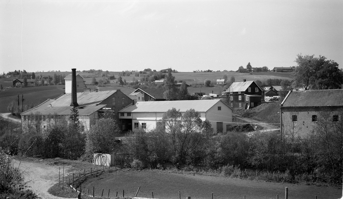 Toten Potetmelfabrikk på Lena, ca. 1960. 6 bilder av bygningsmassen sett fra forskjellige vinkler.