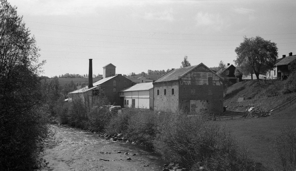 Toten Potetmelfabrikk på Lena, ca. 1960. 6 bilder av bygningsmassen sett fra forskjellige vinkler.