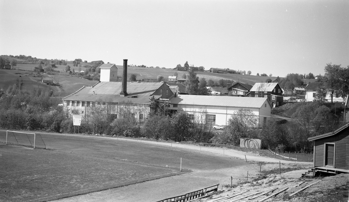 Toten Potetmelfabrikk på Lena, ca. 1960. 6 bilder av bygningsmassen sett fra forskjellige vinkler.