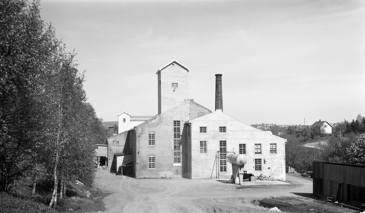 Toten Potetmelfabrikk på Lena, ca. 1960. 6 bilder av bygningsmassen sett fra forskjellige vinkler.