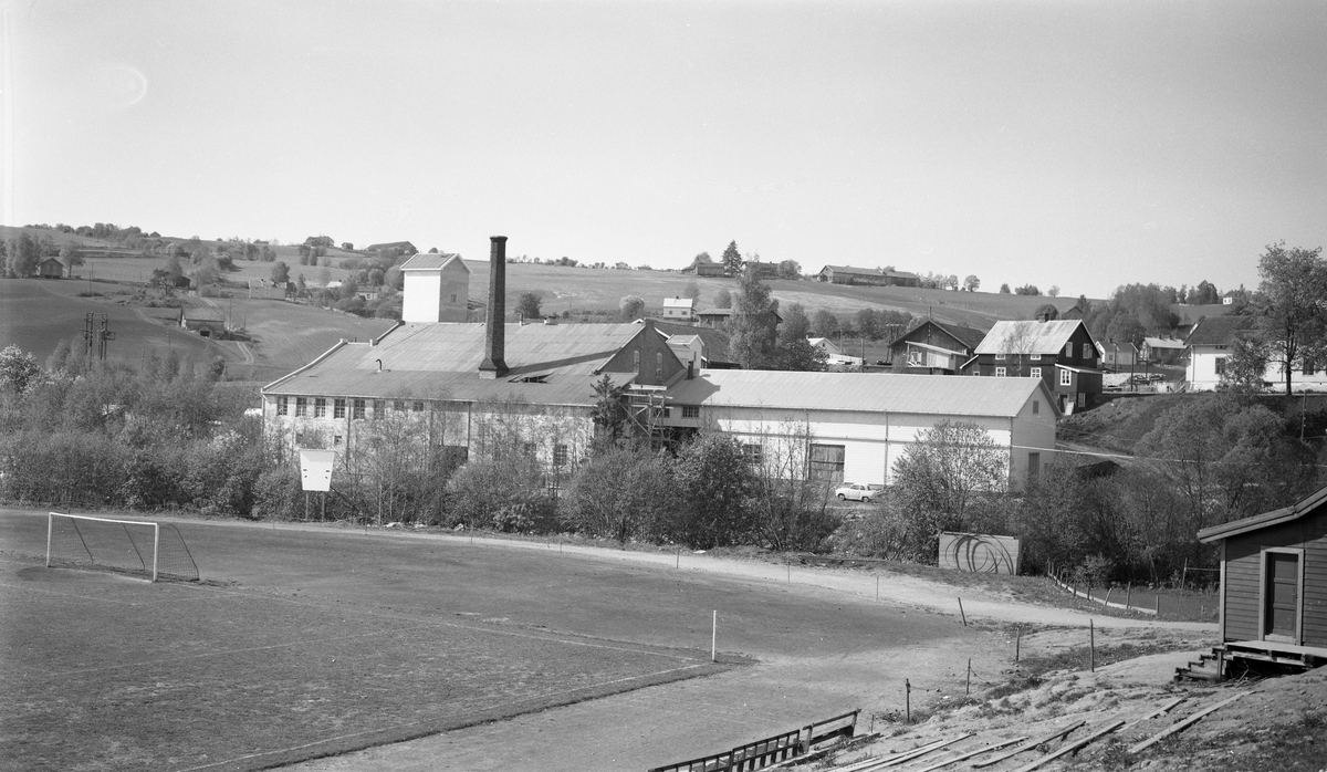 Toten Potetmelfabrikk på Lena, ca. 1960. 6 bilder av bygningsmassen sett fra forskjellige vinkler.