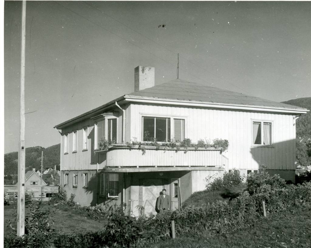 Nossungs hus. Fotografen står i hagen til Langseths hus.