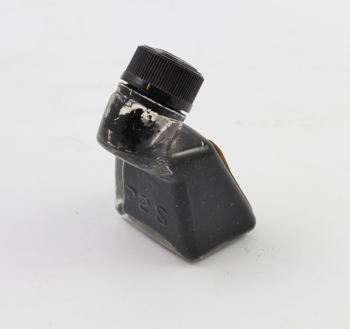 Tre blekkflasker med skrukork. Glassflasker med papirmerkelapper, avrundede former/hjørner. A har en pensel festet i skrulokket.