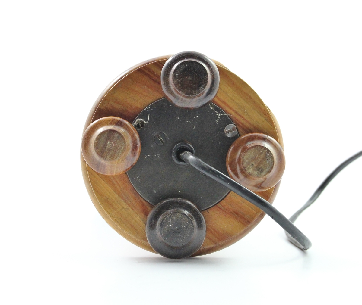 Tre elektriske bordlamper designet av Thilo Schoder. A: Høy smal fasong, fire små føtter, høy smal hoveddel, støpsel til to lyspærer i nedad hengende retning, spir på toppen trolig til feste av lampeskjerm B: Tre føtter i smijern kommer ut på siden, robust hoveddel med malt vertikal dekor i fordypninger i treverket. Lang metalldel på toppen, trolig til eventuell lampeskjerm, feste til en lyspære i hoveddelen. C: Fire små bein, bred bunn, bulket smal stake opp til lyspærefestet. Trolig tiltenkt lampeskjerm festet direkte på lyspæren. Ledning fra bunnen i alle tilfeller.
