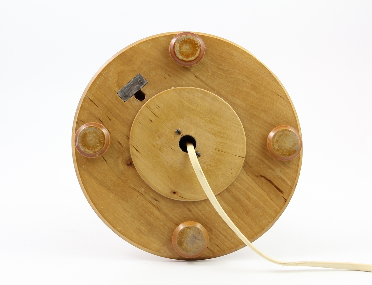 Tre elektriske bordlamper designet av Thilo Schoder. A: Høy smal fasong, fire små føtter, høy smal hoveddel, støpsel til to lyspærer i nedad hengende retning, spir på toppen trolig til feste av lampeskjerm B: Tre føtter i smijern kommer ut på siden, robust hoveddel med malt vertikal dekor i fordypninger i treverket. Lang metalldel på toppen, trolig til eventuell lampeskjerm, feste til en lyspære i hoveddelen. C: Fire små bein, bred bunn, bulket smal stake opp til lyspærefestet. Trolig tiltenkt lampeskjerm festet direkte på lyspæren. Ledning fra bunnen i alle tilfeller.