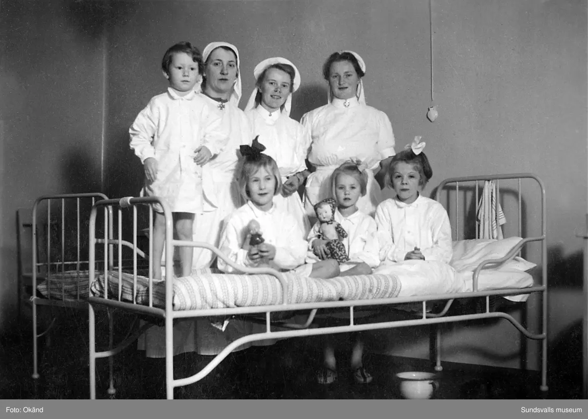 Interiörer, människor och utomhusmiljöer hämtade från Epidemisjukhuset vid Ludvigsbergsvägen (tidigare Epidemivägen) i Alliero. Fotografierna kommer från ett privat album som ägdes av Asta Bergström og Svedlund (f. 1920 d. 2015) som arbetade som sjukvårdsbiträde på Epidemisjukhuset under 20 år från 1942 till 1962. Asta Bergström ses främst på bild 9 och 16 samt flera av de andra bilderna.