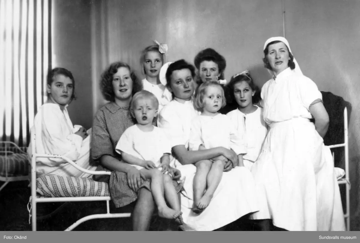 Interiörer, människor och utomhusmiljöer hämtade från Epidemisjukhuset vid Ludvigsbergsvägen (tidigare Epidemivägen) i Alliero. Fotografierna kommer från ett privat album som ägdes av Asta Bergström og Svedlund (f. 1920 d. 2015) som arbetade som sjukvårdsbiträde på Epidemisjukhuset under 20 år från 1942 till 1962. Asta Bergström ses främst på bild 9 och 16 samt flera av de andra bilderna.