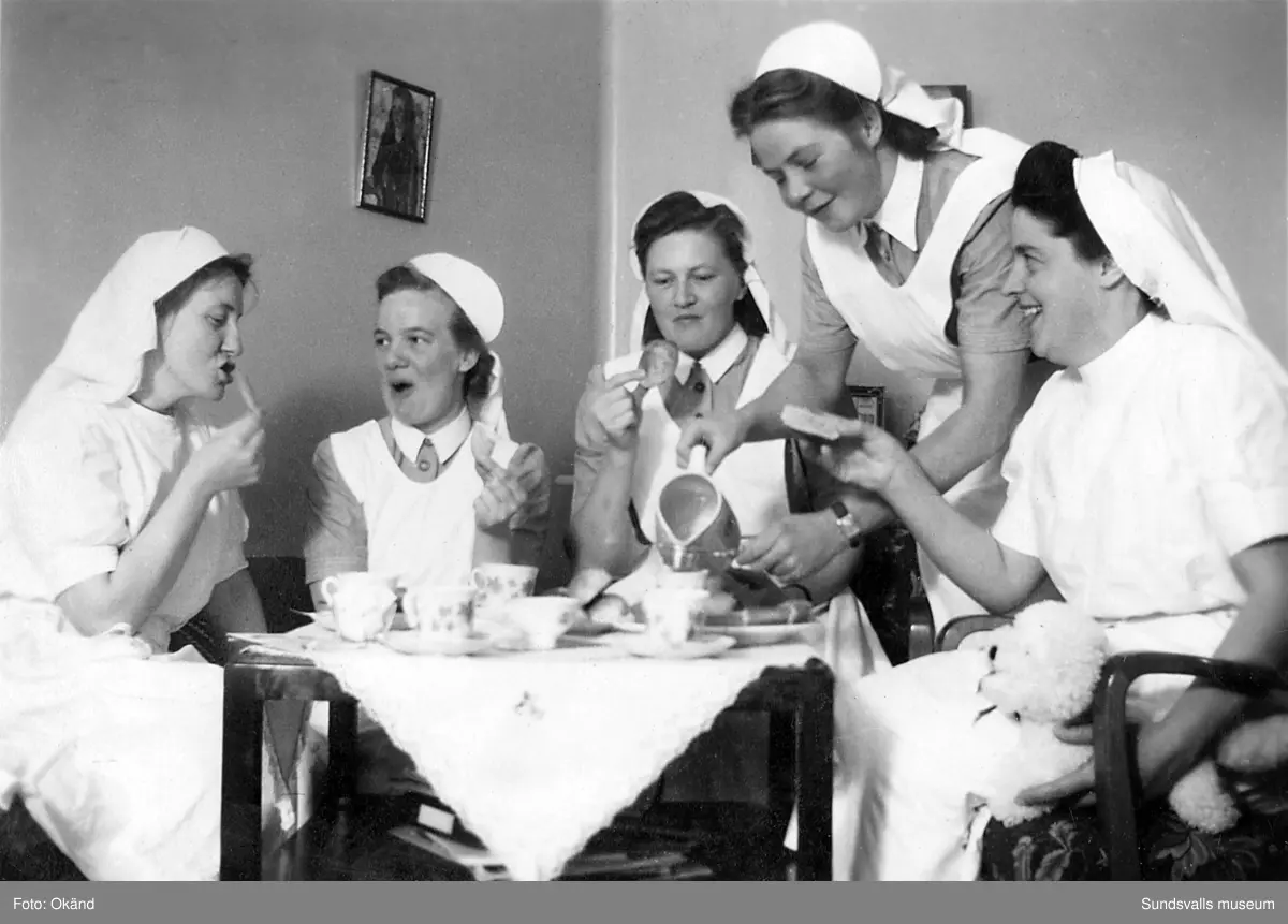 Interiörer, människor och utomhusmiljöer hämtade från Epidemisjukhuset vid Ludvigsbergsvägen (tidigare Epidemivägen) i Alliero. Fotografierna kommer från ett privat album som ägdes av Asta Bergström og Svedlund (f. 1920 d. 2015) som arbetade som sjukvårdsbiträde på Epidemisjukhuset under 20 år från 1942 till 1962. Asta Bergström ses främst på bild 9 och 16 samt flera av de andra bilderna.