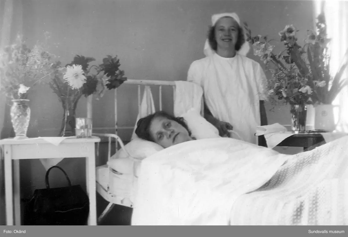 Interiörer, människor och utomhusmiljöer hämtade från Epidemisjukhuset vid Ludvigsbergsvägen (tidigare Epidemivägen) i Alliero. Fotografierna kommer från ett privat album som ägdes av Asta Bergström og Svedlund (f. 1920 d. 2015) som arbetade som sjukvårdsbiträde på Epidemisjukhuset under 20 år från 1942 till 1962. Asta Bergström ses främst på bild 9 och 16 samt flera av de andra bilderna.