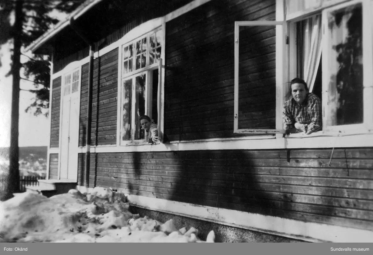 Interiörer, människor och utomhusmiljöer hämtade från Epidemisjukhuset vid Ludvigsbergsvägen (tidigare Epidemivägen) i Alliero. Fotografierna kommer från ett privat album som ägdes av Asta Bergström og Svedlund (f. 1920 d. 2015) som arbetade som sjukvårdsbiträde på Epidemisjukhuset under 20 år från 1942 till 1962. Asta Bergström ses främst på bild 9 och 16 samt flera av de andra bilderna.
