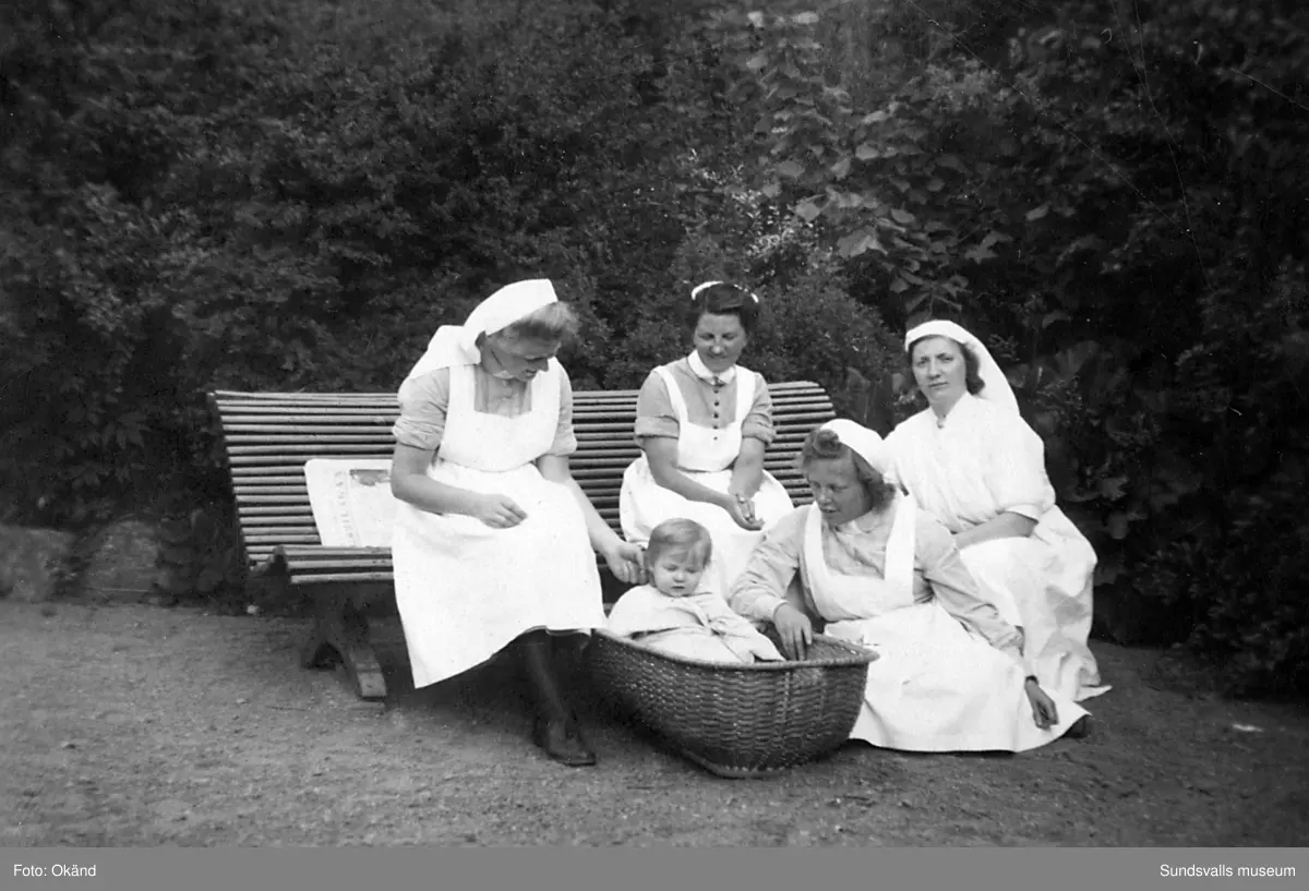 Interiörer, människor och utomhusmiljöer hämtade från Epidemisjukhuset vid Ludvigsbergsvägen (tidigare Epidemivägen) i Alliero. Fotografierna kommer från ett privat album som ägdes av Asta Bergström og Svedlund (f. 1920 d. 2015) som arbetade som sjukvårdsbiträde på Epidemisjukhuset under 20 år från 1942 till 1962. Asta Bergström ses främst på bild 9 och 16 samt flera av de andra bilderna.