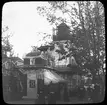 Skioptkonbild från institutionen för fotografi vid Kungliga Teknkiska Högskolan. Motiv från Allmänna Konst- och Industriutställningen 1897.