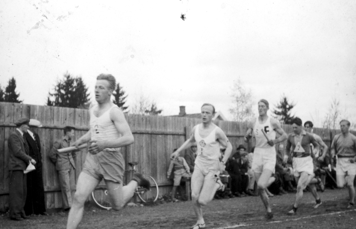 Ottar Myhre leder Ottestadstafetten i 1939. Han løp 1 etappe som var 1200m. Friidrett. Ottestad IL.