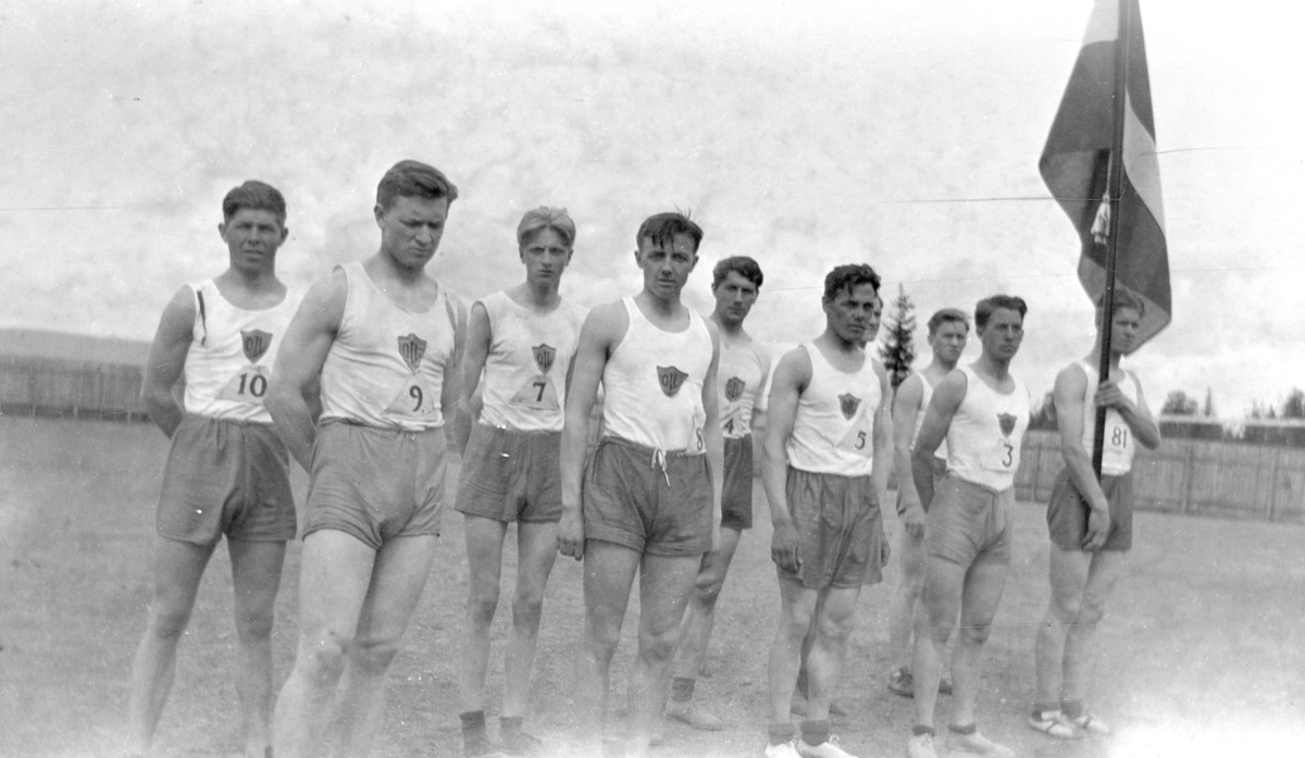 Ottestad IL. Stafettlag. Ottestadbana. F.v. Helge Antonsen, Johan Ekern, Edvin Elisenberg, Erland Martinsen, Johan Kielland Lund, Thomas Kristiansen, Arve Sinnerud, Wilhelm Koren Lund,  Tormod Johnstad med flagg. Ottestadstafetten 1934.