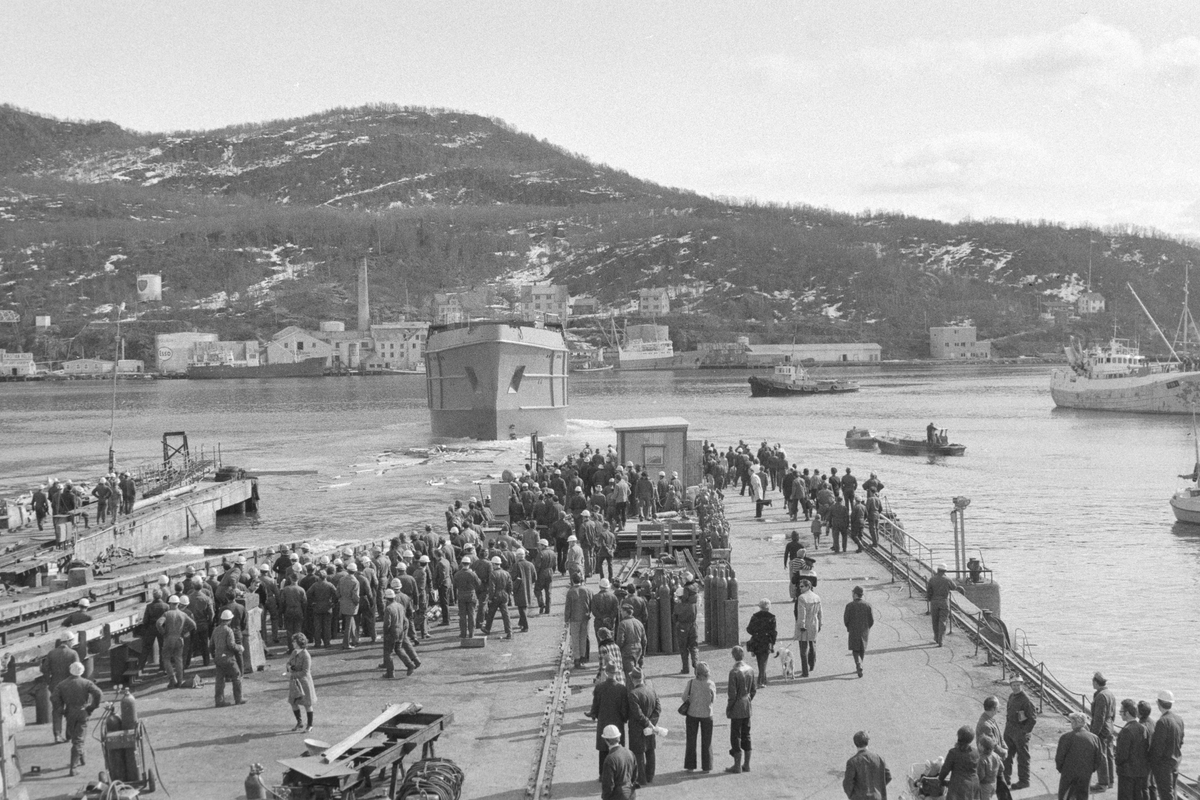 Supplybåten "Seaway Jura" sjøsettes ved KMV. Arbeidere og tilskuere på kaia i forgrunnen.