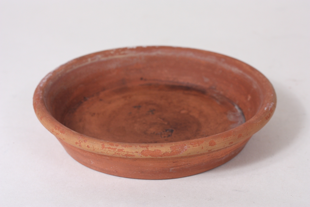 Form: Forma som ei "flat" skål med skråande kant.
