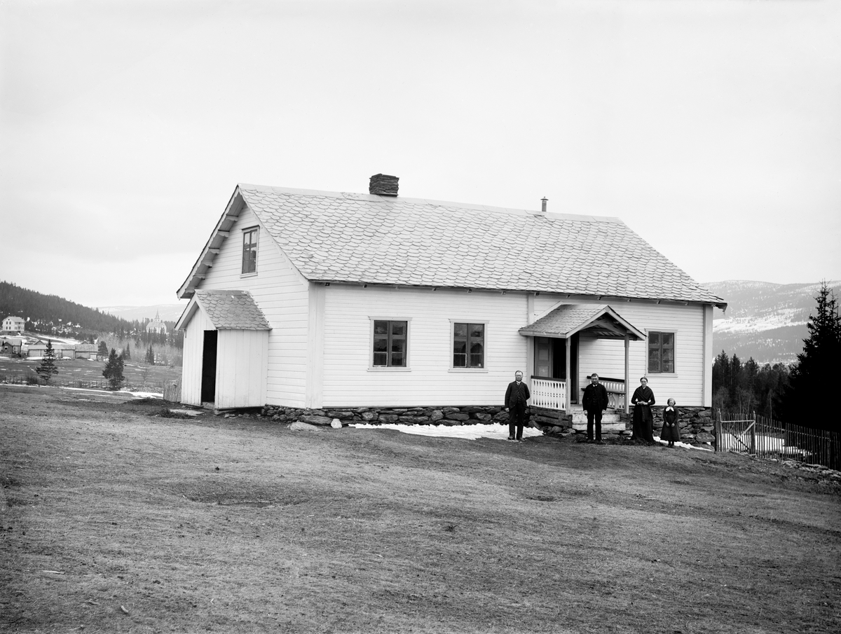 Valstad gård med Rogne kirke i bakgrunnen