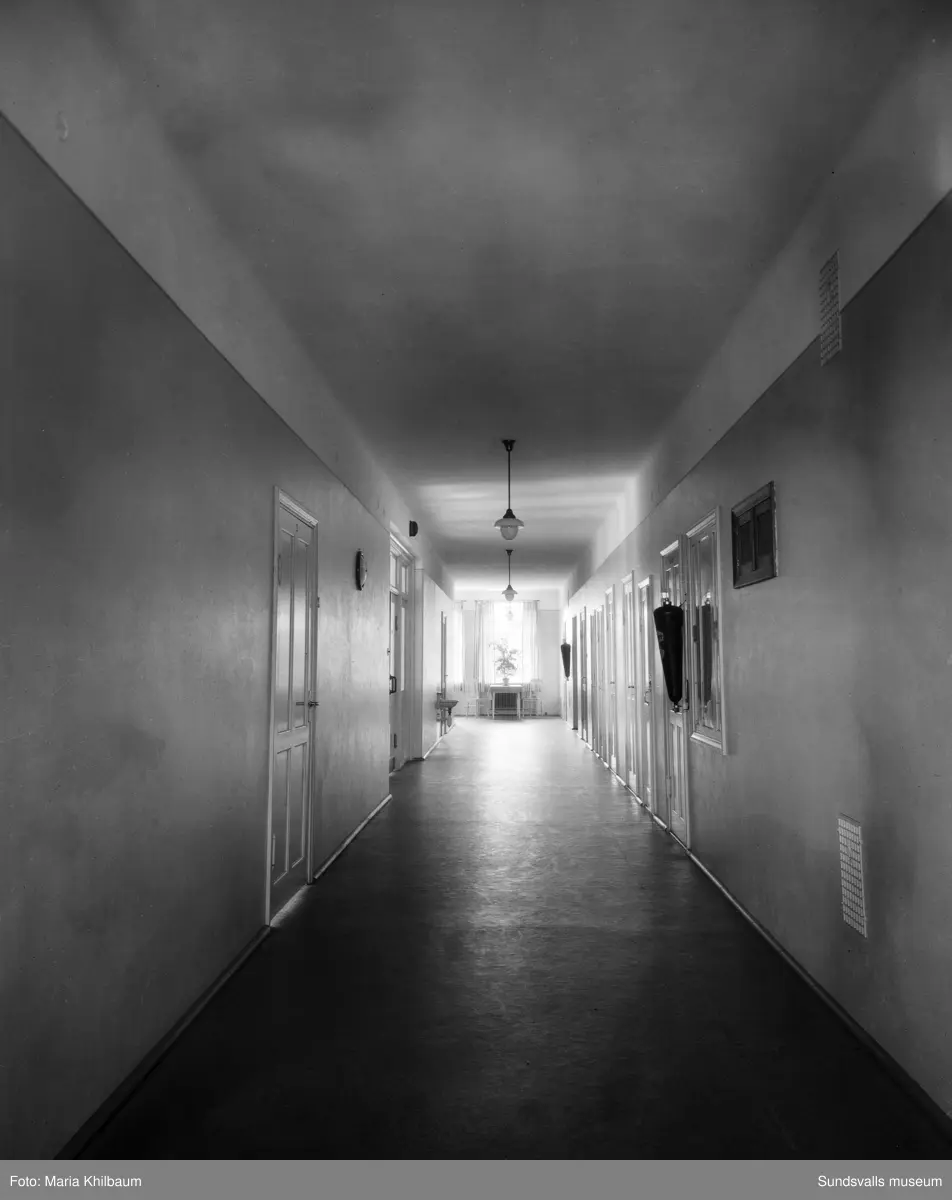 Interiörer (dagrum, sjuksalar och korridprer) från det nybyggda stenhuset vid Epidemisjukhuset efter Ludvigsbergsvägen (tidigare Epidemivägen) i Alliero.