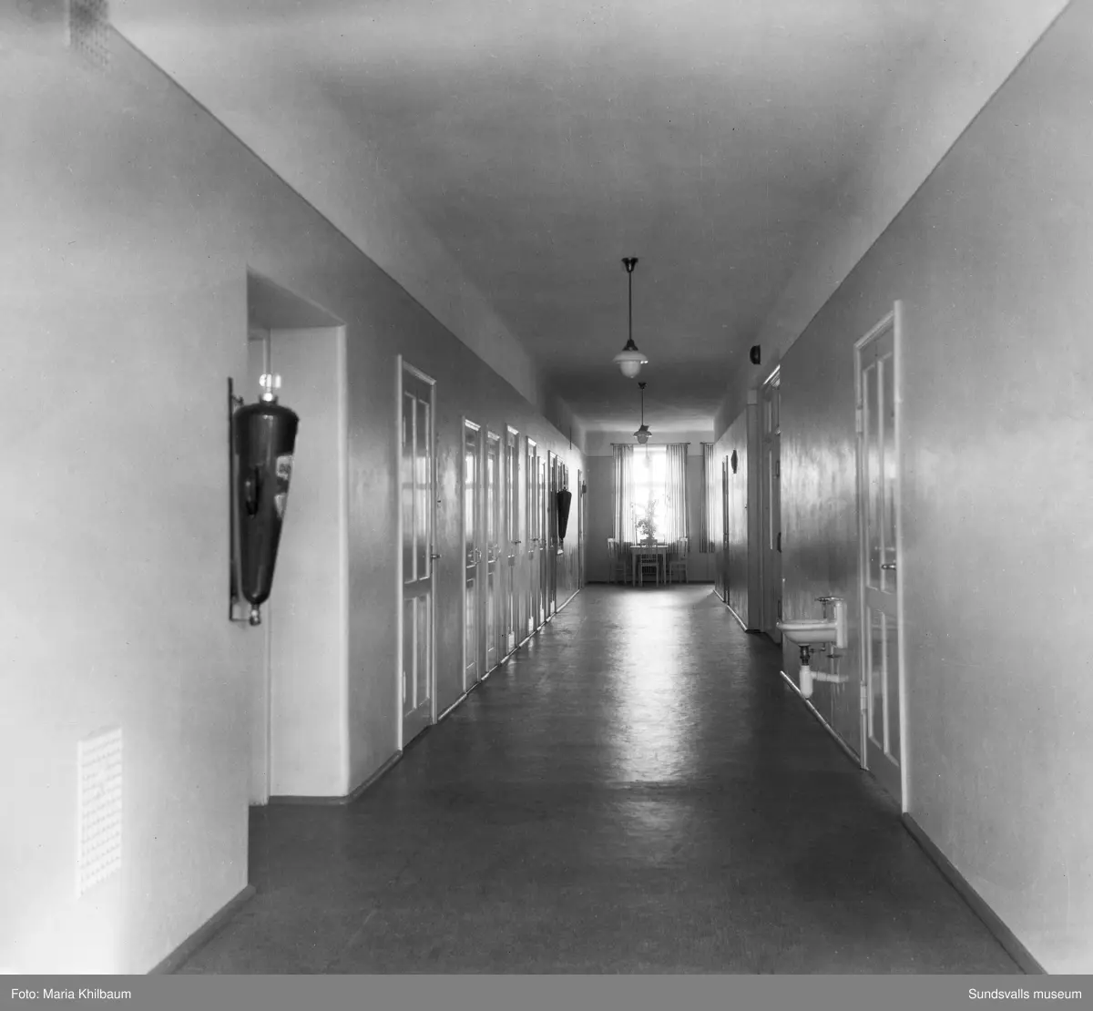 Interiörer (dagrum, sjuksalar och korridprer) från det nybyggda stenhuset vid Epidemisjukhuset efter Ludvigsbergsvägen (tidigare Epidemivägen) i Alliero.