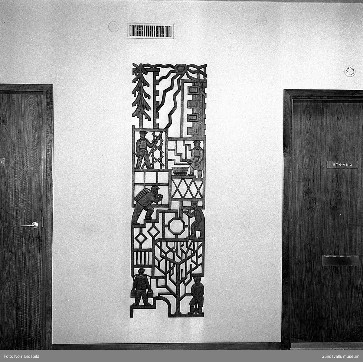Konstverk i Hallström & Nisses hus vid Landsvägsallén. Trärelief, bronsrelief, tavlor och utvändig järnkonst.