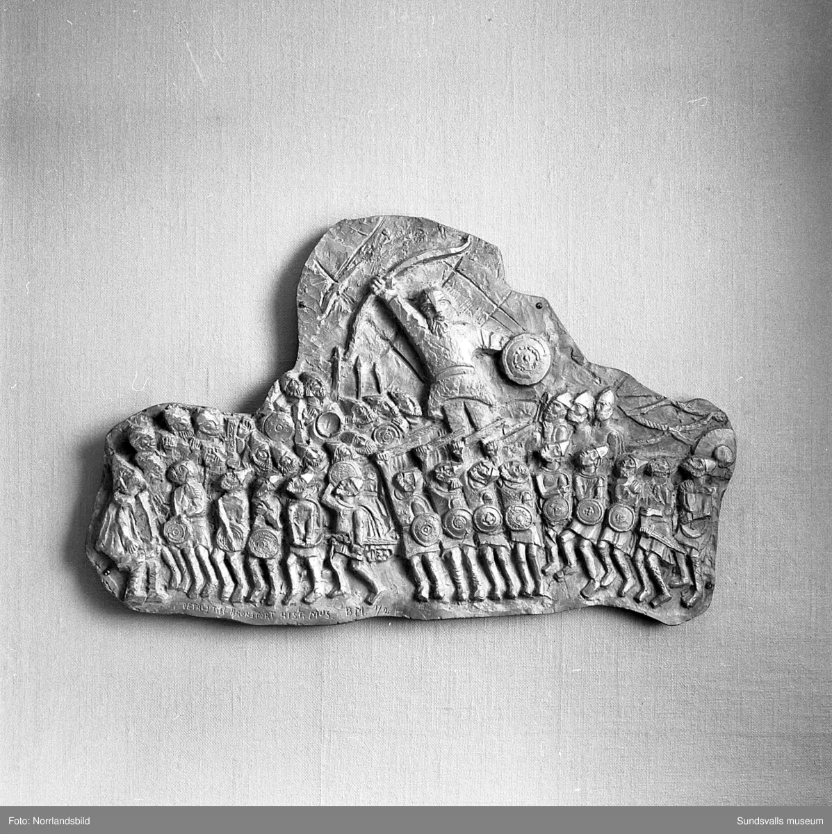 Konstverk i Hallström & Nisses hus vid Landsvägsallén. Trärelief, bronsrelief, tavlor och utvändig järnkonst.