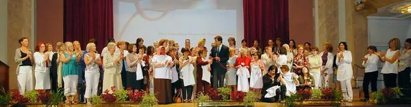 Åpningsseremoni med alle deltakerne på scenen. Fra første internasjonale kvinnemuseumsmøtet i Merano 2008