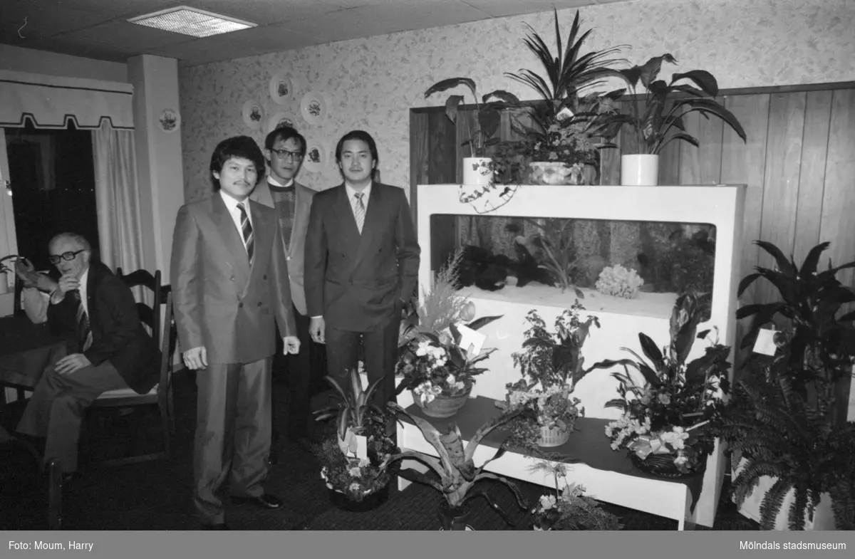 Nya restauranten Peacock i posthuset vid Gamla Riksvägen i Kållered, år 1984. "Blommor i mängder strömmade in till Leong David, Ming Tang och F M Chung under visningspartyt."

För mer information om bilden se under tilläggsinformation.