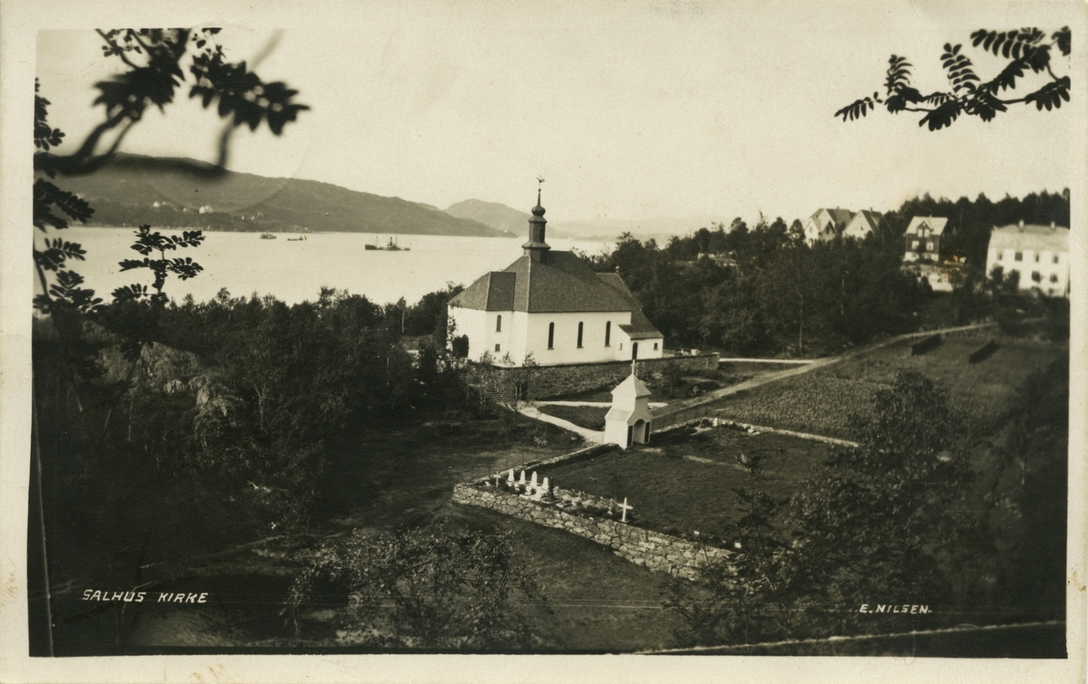 Postkort av Salhus kirke.
