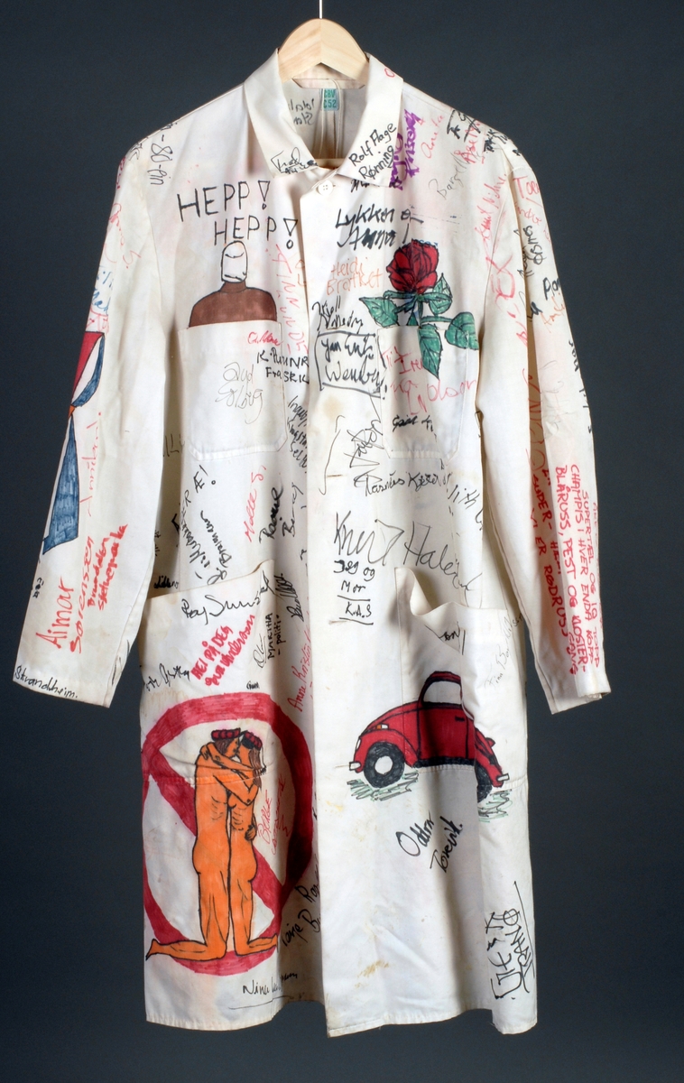 Russefrakk fra 1981 fra Heimdal Videregående Skole. Frakken har slag, lommer og knapper. Bak på frakken er en skilpadde på en hjelm, med påskriften "Make love, not war". Foran på frakken kommer en rose opp fra en lomme, og en flaske opp fra en annen. Det er også et nakent par som omfavner hverandre kun ikledd russeluer, og en folkevogn. Ellers er det mange navnetrekk, men få uttrykk eller slagord. Det følger med en rød russelue med navnetrekk samt ølkork, to fyrstikker og knuter i tråden.