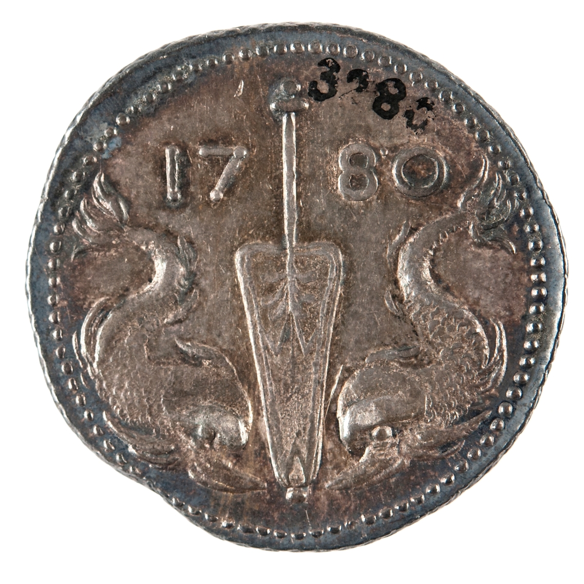 Åtsidan: Porträtt av Trolle i höger profil med svärdordens kraschan. Under halsen: C.F.
Frånsidan: Ett antikt styre, ställd mellan två delfiner.
På båda sidorna ett pärlband inom den upphöjda kanten.