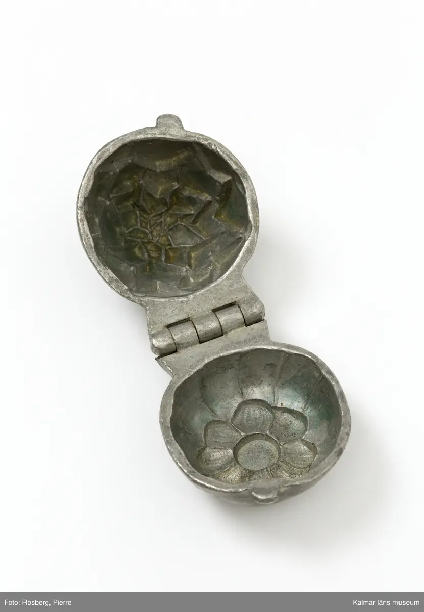 KLM45785:2. Form. Av tenn. Form för att gjuta dekorationer i glass. Ska troligen föreställa en annanas. I botten stämpel, CC och Breveté, S.G.D.G. för företaget Cadot et Cie, Frankrike.