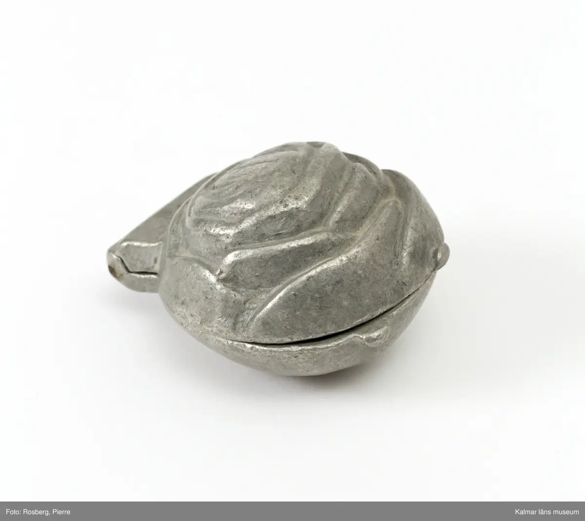 KLM45785:3. Form. Av tenn. Form för att gjuta dekorationer i glass. Formen av en ros. I botten stämpel, CC och Breveté, S.G.D.G. för företaget Cadot et Cie, Frankrike.