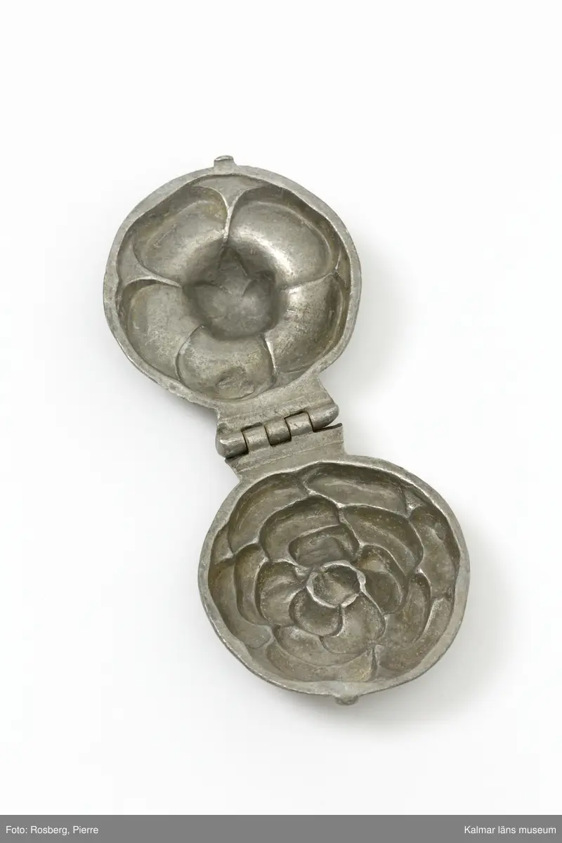 KLM45785:6 Form, av tenn. Form för att gjuta dekorationer i glass. Blomma, fylld. På baksidan stämplad med CC., för företaget Cadot et Cie, Frankrike.