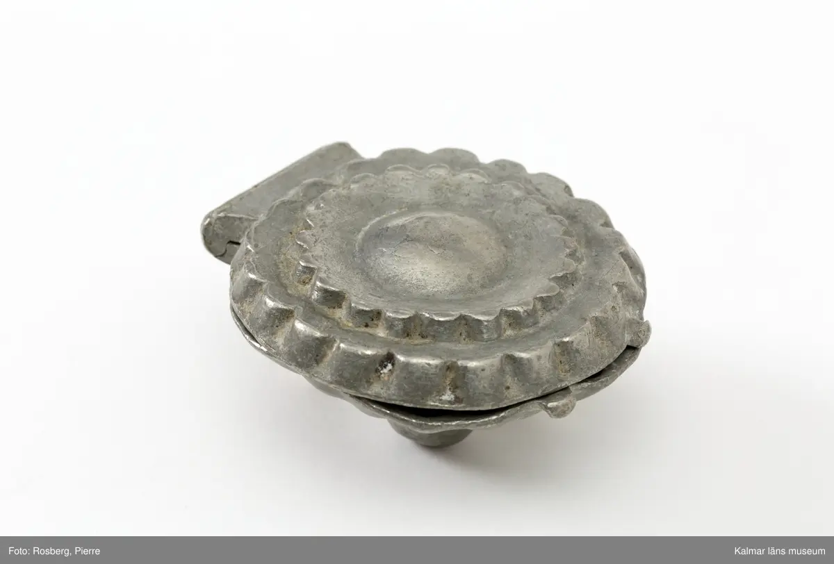 KLM45785:7. Form. Av tenn. Form för att gjuta dekorationer i glass. Blomma, fylld. På baksidan stämplad med CC., för företaget Cadot et Cie, Frankrike.