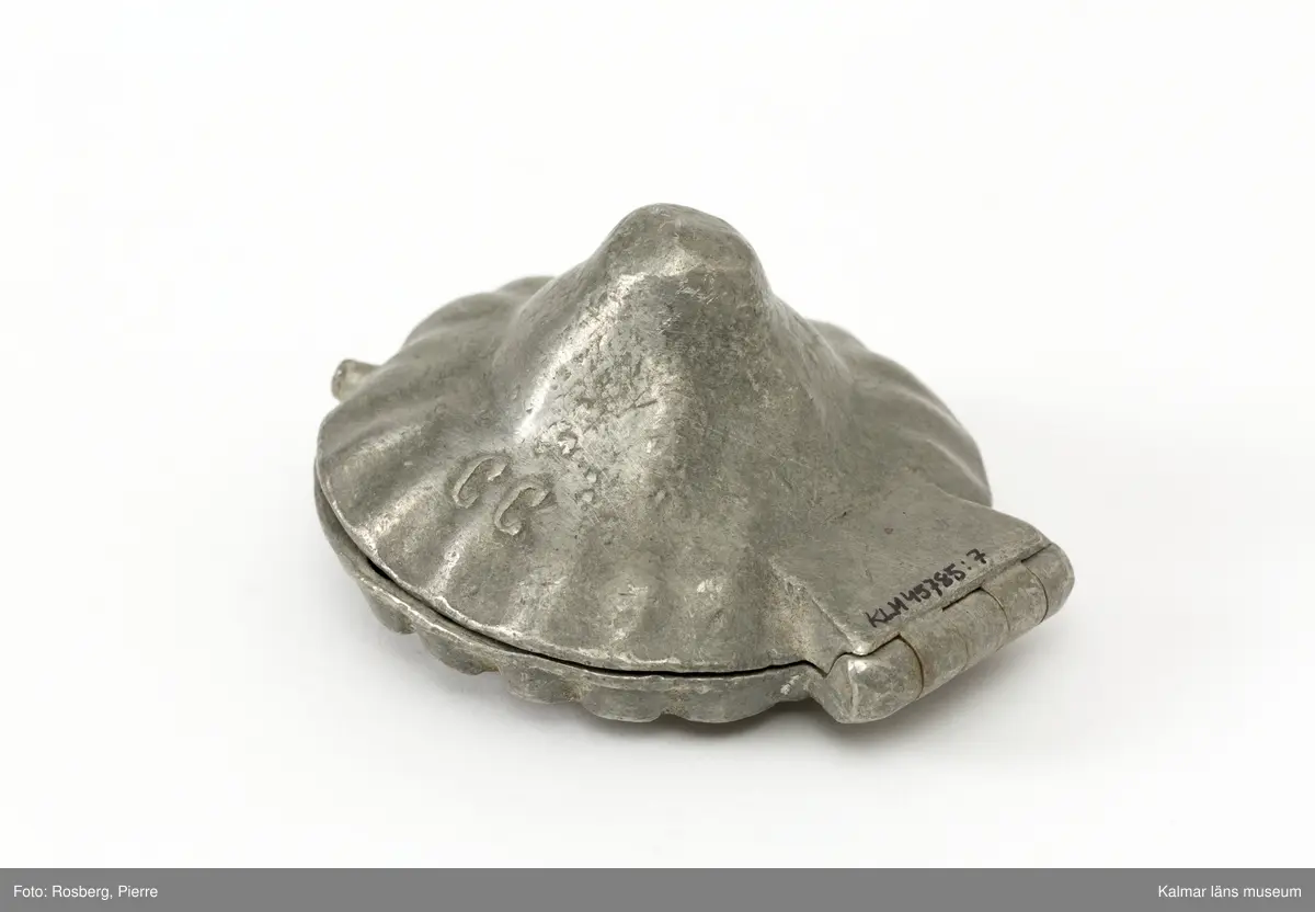 KLM45785:7. Form. Av tenn. Form för att gjuta dekorationer i glass. Blomma, fylld. På baksidan stämplad med CC., för företaget Cadot et Cie, Frankrike.