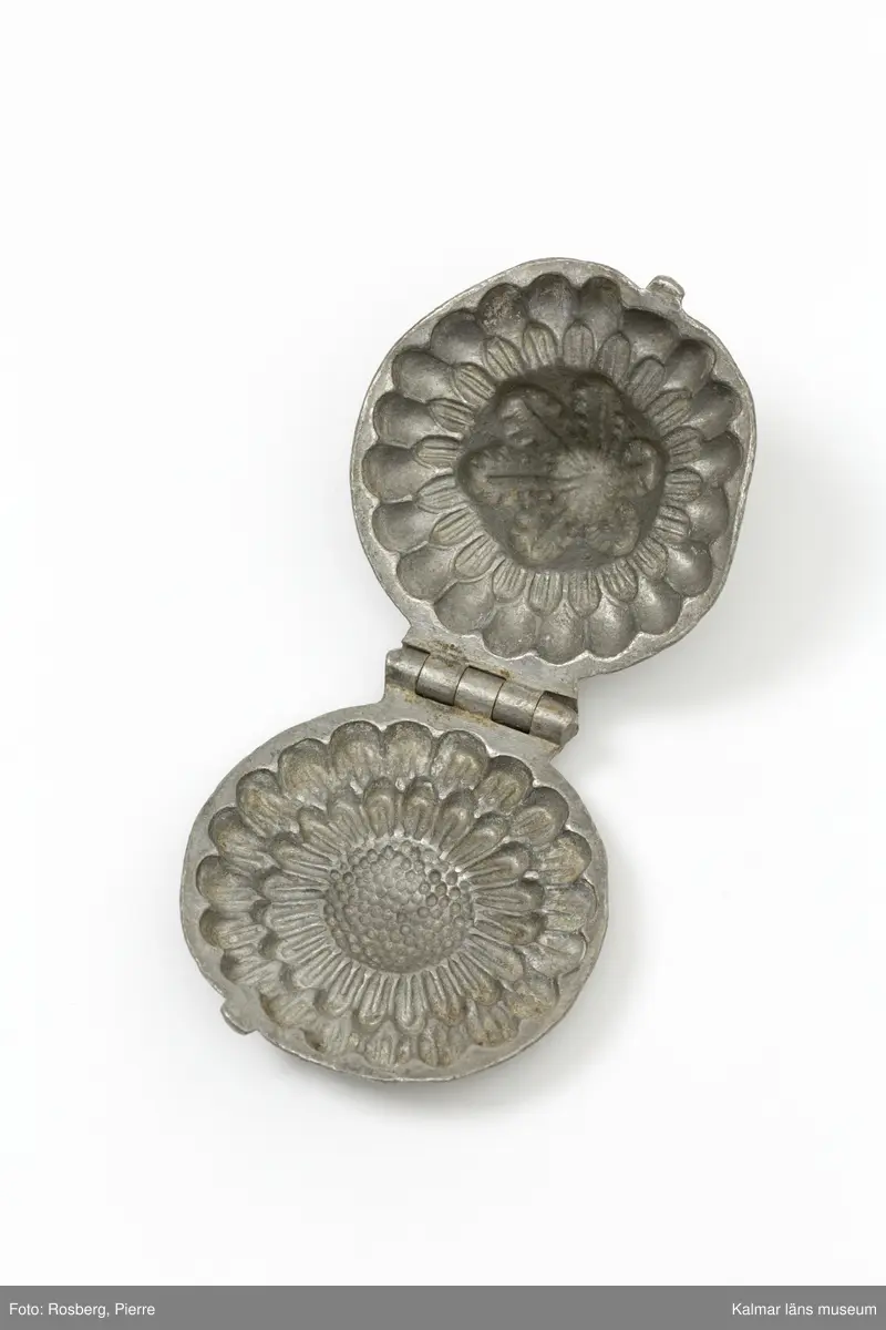 KLM45785:7. Form. Av tenn. Form för att gjuta dekorationer i glass. Blomma, fylld. På baksidan stämplad med CC., för företaget Cadot et Cie, Frankrike.