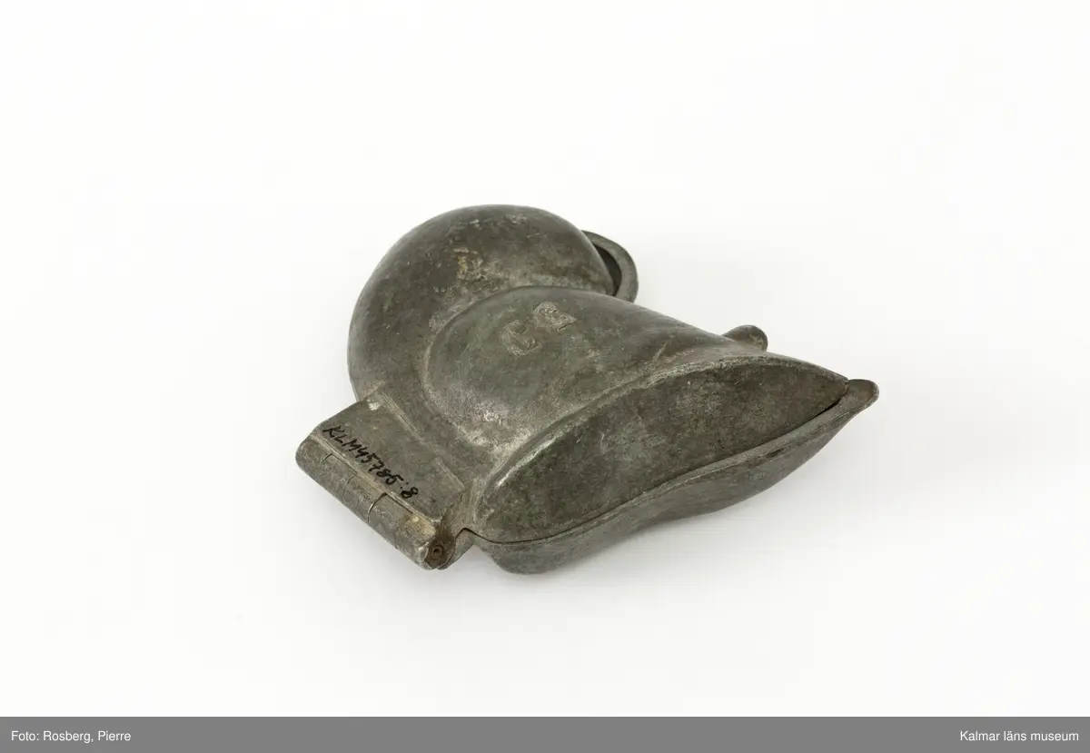 KLM45785:8. Form. Av tenn. Form för att gjuta dekorationer av glass. Romersk hjälm med plym. Plymen något skadad. På båda sidor stämplad med CC., för företaget Cadot et Cie, Frankrike.