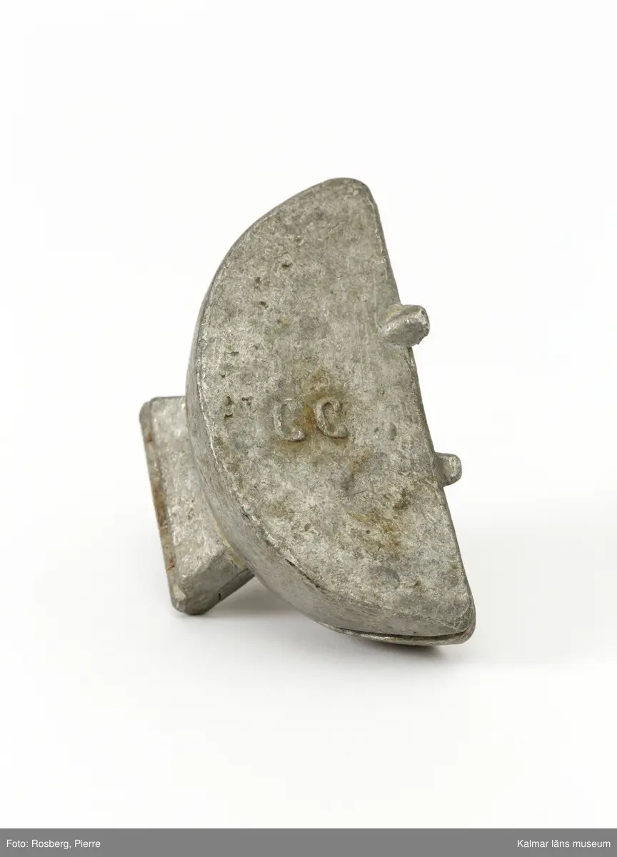 KLM45785:9 Form, av tenn. Form för att gjuta dekorationer i glass. Apelsinklyfta. På båda sidor stämplad med CC., för företaget Cadot et Cie, Frankrike.