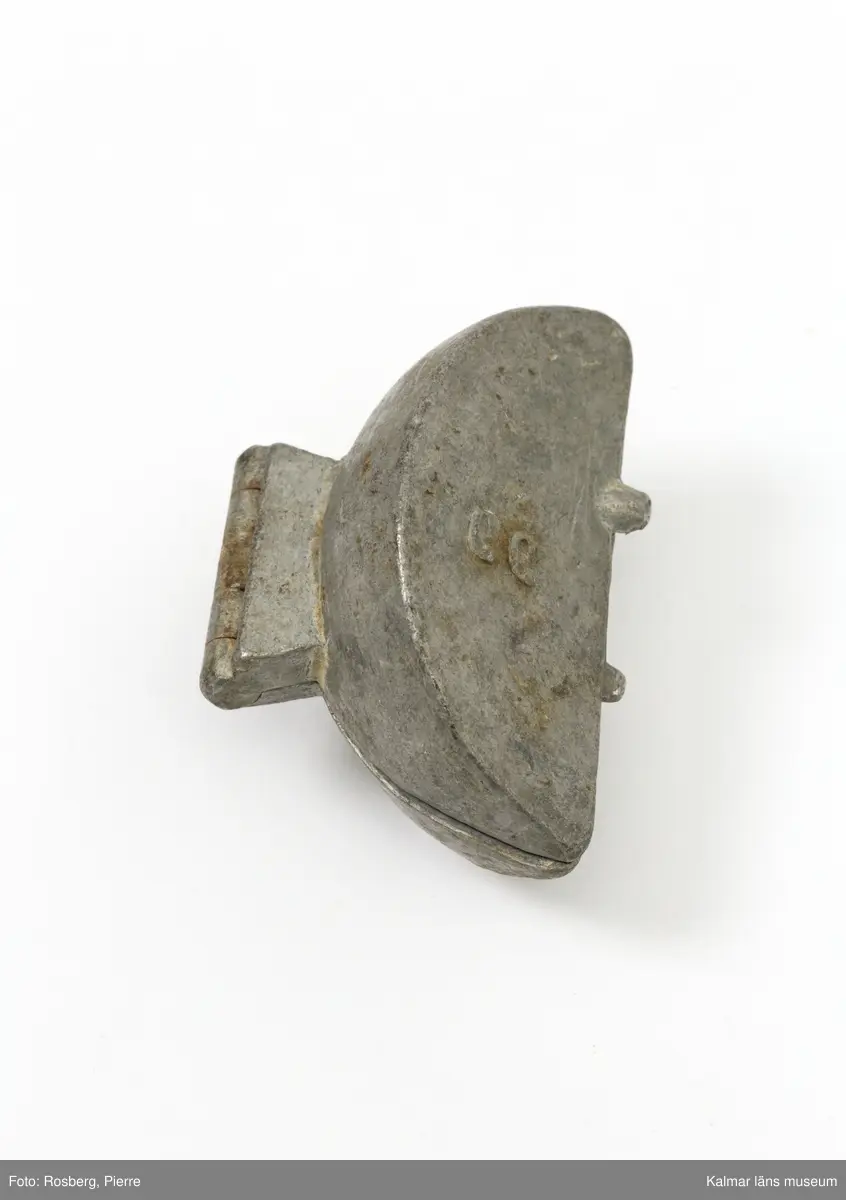 KLM45785:9 Form, av tenn. Form för att gjuta dekorationer i glass. Apelsinklyfta. På båda sidor stämplad med CC., för företaget Cadot et Cie, Frankrike.