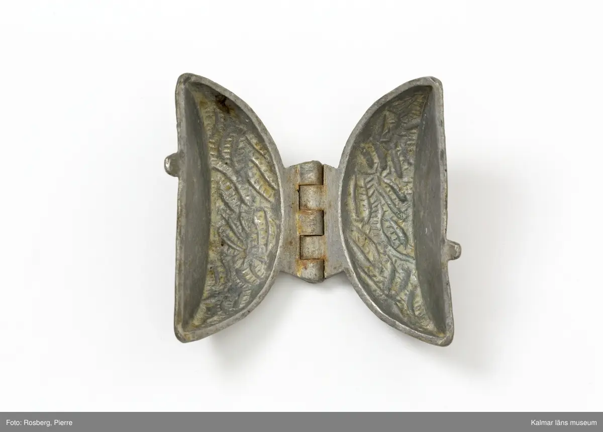 KLM45785:9 Form, av tenn. Form för att gjuta dekorationer i glass. Apelsinklyfta. På båda sidor stämplad med CC., för företaget Cadot et Cie, Frankrike.