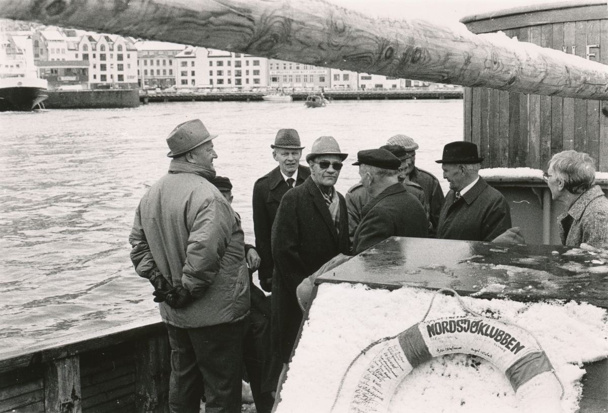 Gjensynstreff for Shetlandsgjengen og Nordsjøklubben med Shetlands- Larsen ombord båten Heland.