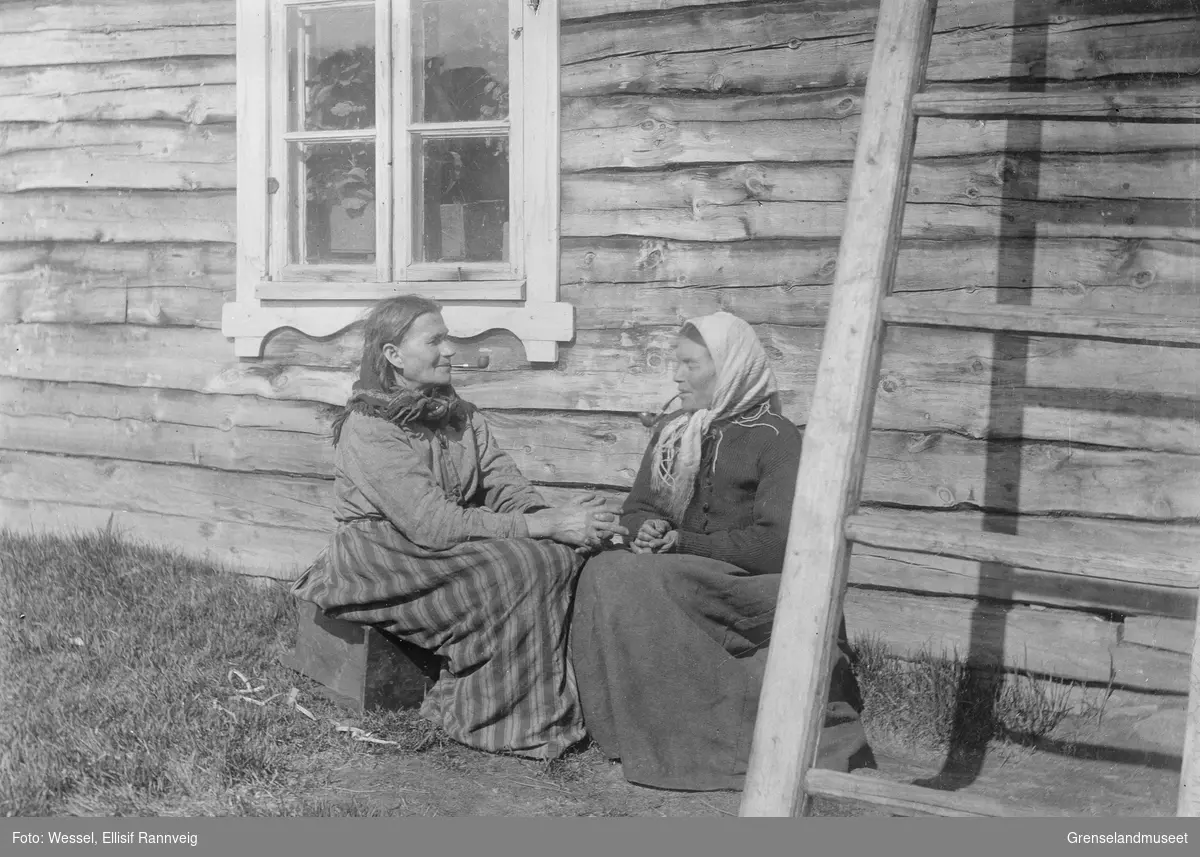 Kvenkoner utenfor Aron Wartianens hus i Neiden. Fra høyre: Grete Kersilæ og Lisa Riesto.