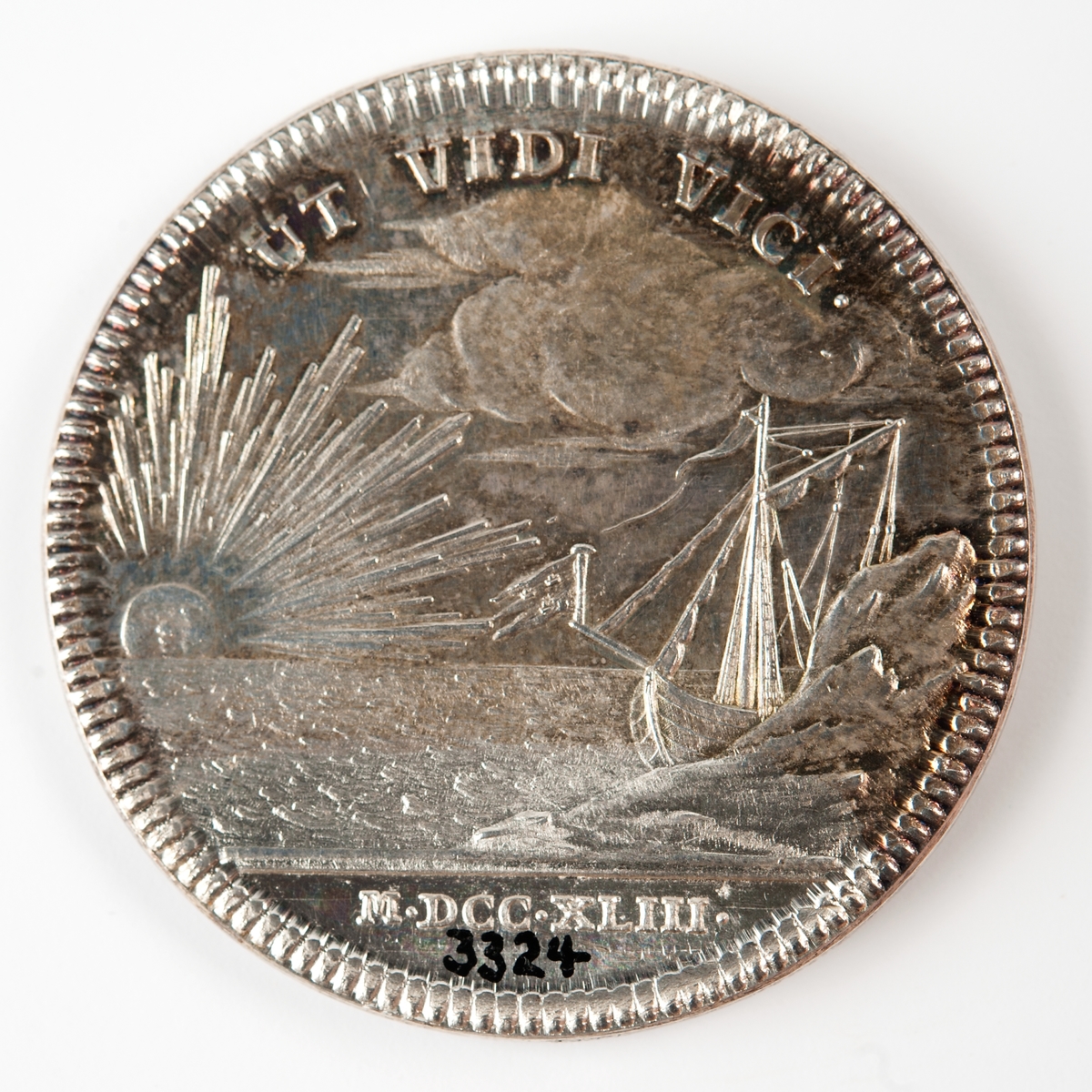 Åtsida: Bröstbild, höger sida, i harnesk, med veck av hermelinsmantel över vänster axel och ordensband.
Frånsida: Den strålande solen uppstigande över havet, fördriver ett tungt moln. Vid en strandklippa ligger ett fartyg med tre kronor i flaggan.