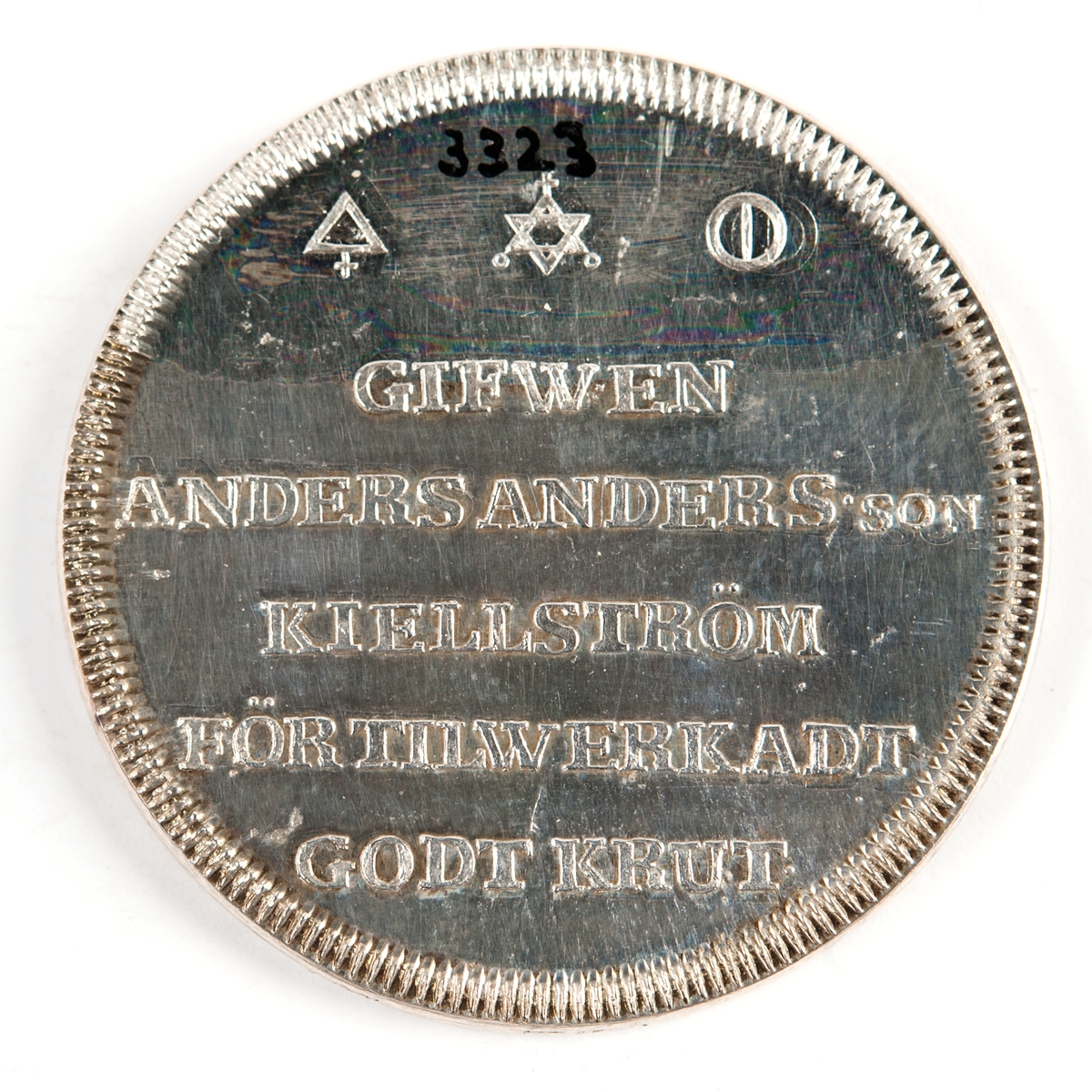 Åtsidan: Porträtt av Gustaf IV Adolf. Frånsidan: text och däröver tre kemiska tecken för krutets beståndsdelar, svavel, kol och salpeter.