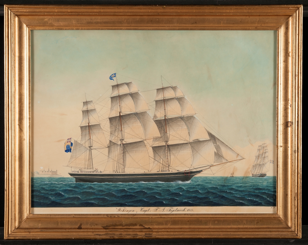 Fullriggare, för styrbords halsar visande lovarts sida förande alla segel samt läsegel. Skrovet svart med vit skarndäckslist. T.h på bilden samma fartyg akterifrån