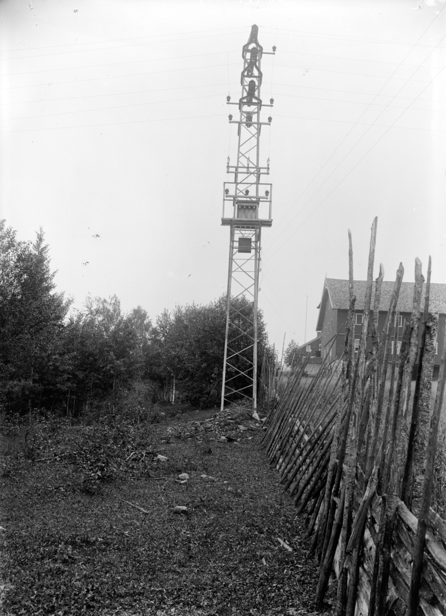 Transformatormast, ledningsmast. Skigard, Sollerud, Furnes. Hamar Vang og Furnes kommunale kraftselskap.