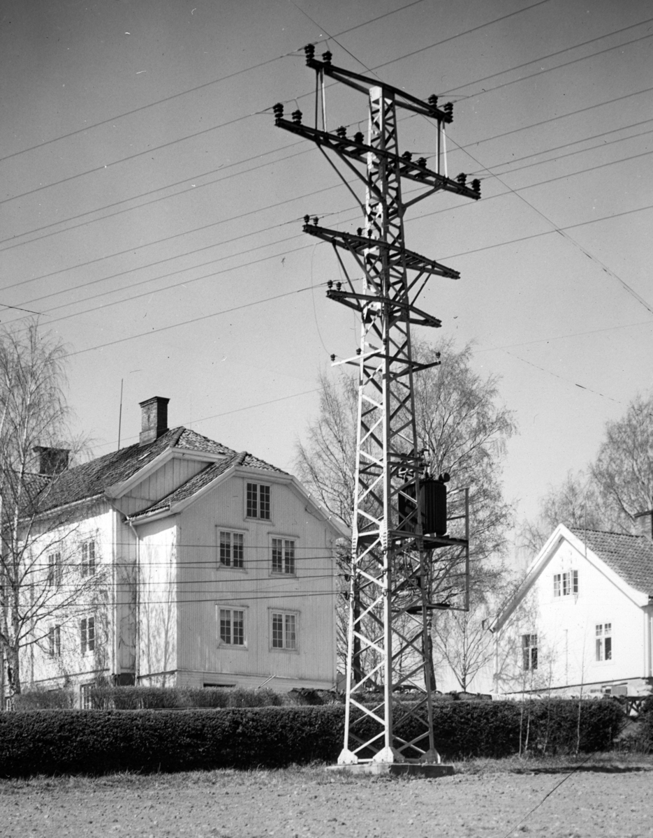 Ledningsmast i Vang, 2x 35000 volt-20000 volt og 5000 volt. Hamar Vang og Furnes kommunale kraftselskap.