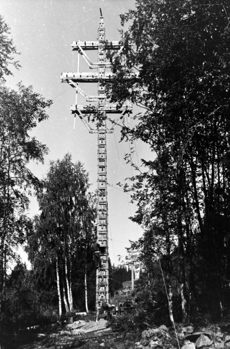 Betongmast, linjen Brumunddal - Lillehammer. Hamar Vang og Furnes kommunale kraftselskap.